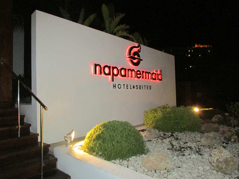 Центральный вход Napa Mermaid Hotel & Suites