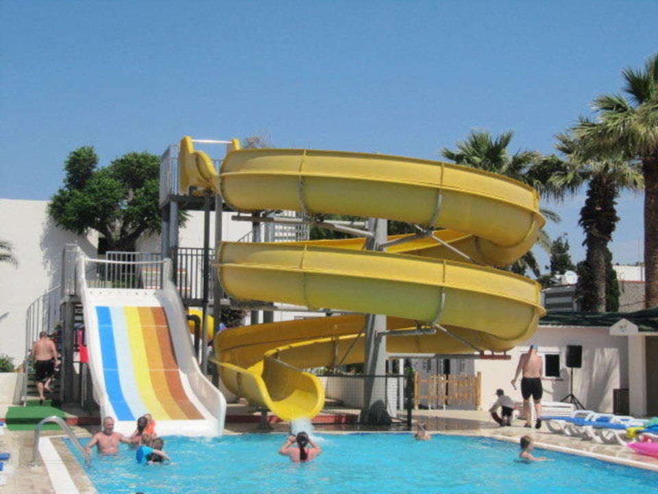 Basen ze zjeżdżalniami Petunya Beach Resort