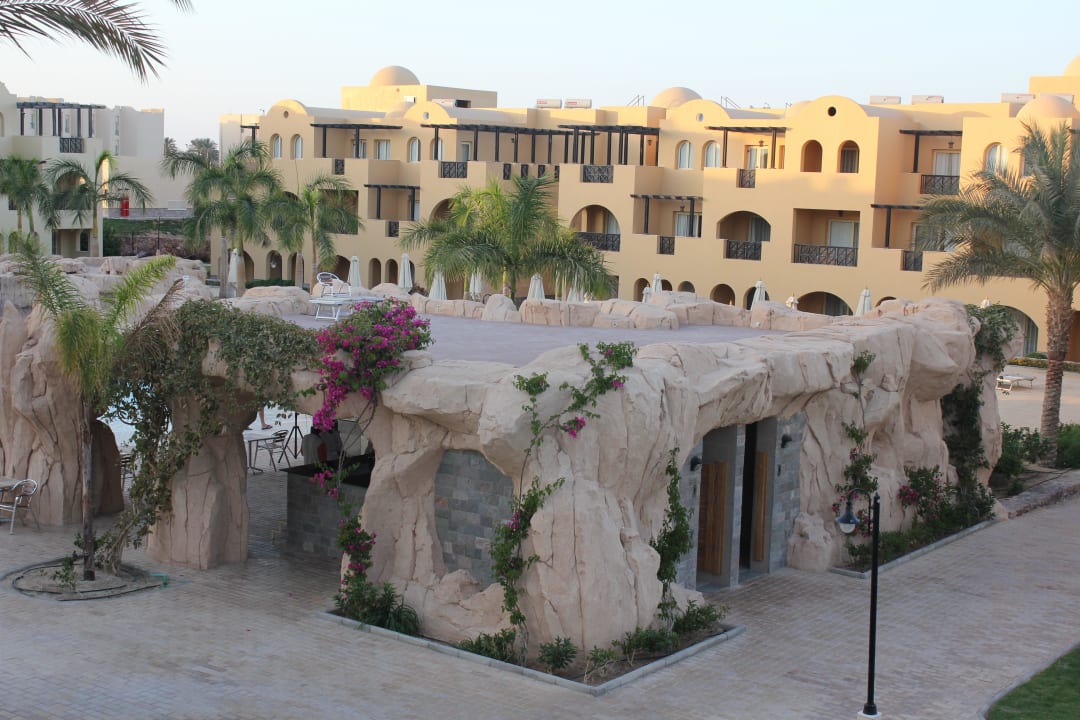 Вид из окна на бар возле бассейна с искусственными Stella Garden Resort & Spa, Makadi Bay