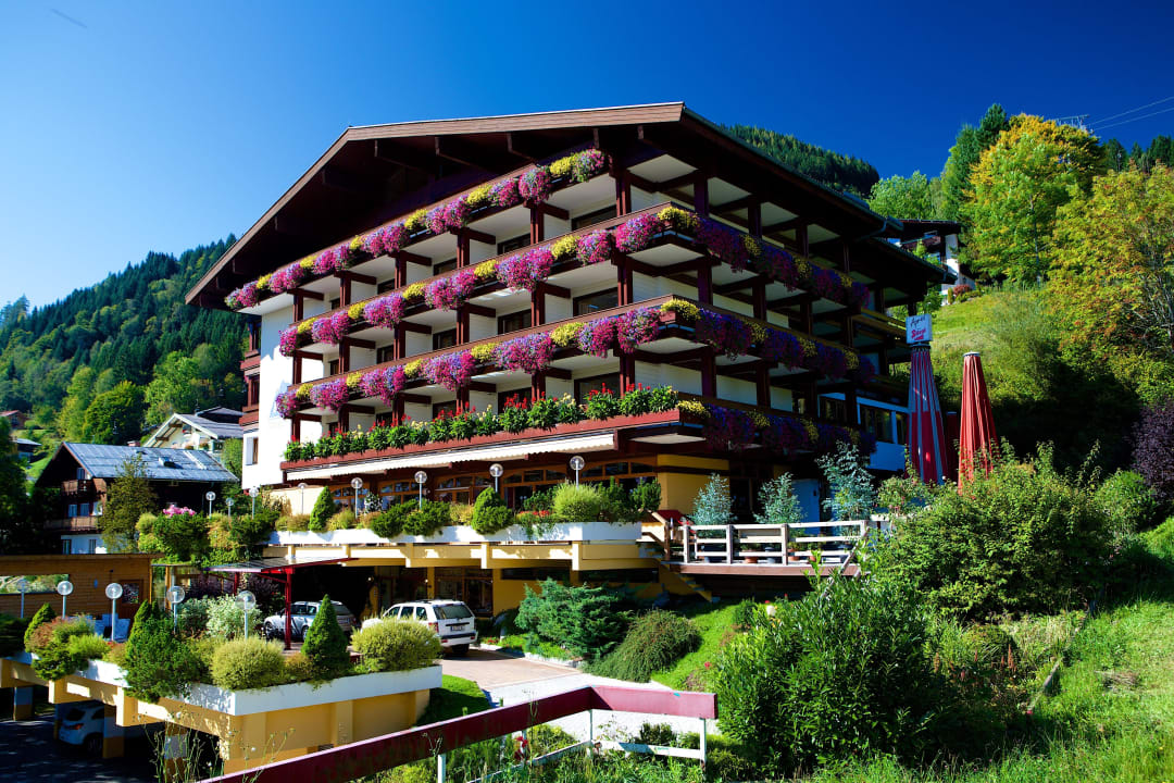 Aussenansicht Sommer Sporthotel Alpin