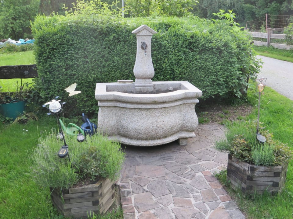 Brunnen Gästehaus Schmuckenhof