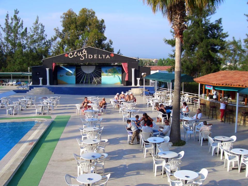 Blick auf Bühne und Poolbar Club Sidelya Hotel