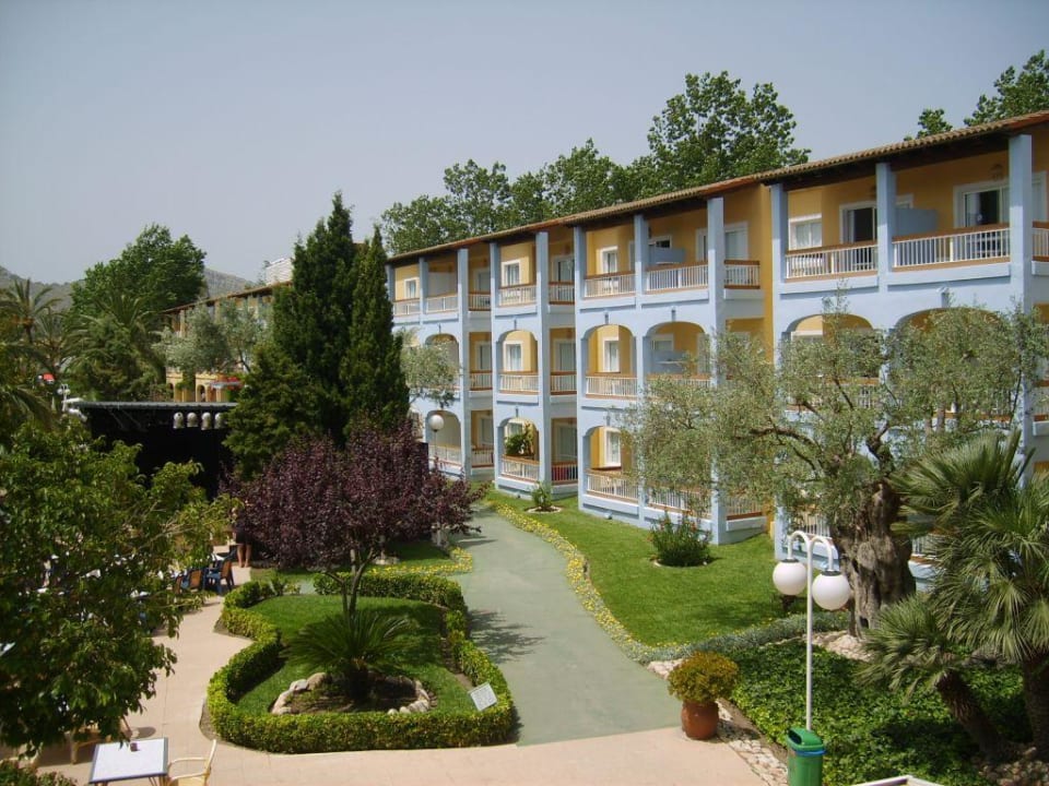 Gartenanlage mit Blick auf die Apartments Alcudia Garden Aparthotel