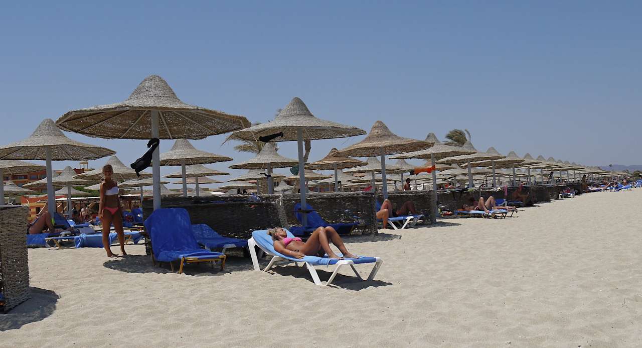 Pláž je udržovaná Malikia Resort Abu Dabbab