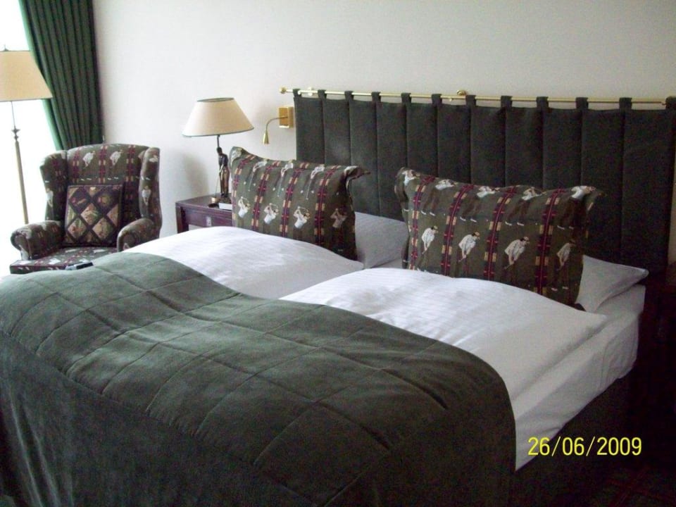 Doppelbett und Relax-Sessel Althoff Hotel Fürstenhof