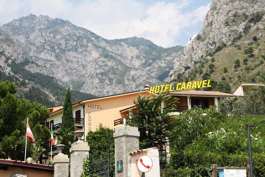 Blick von der Hauptstrasse zum Hotel Hotel Caravel