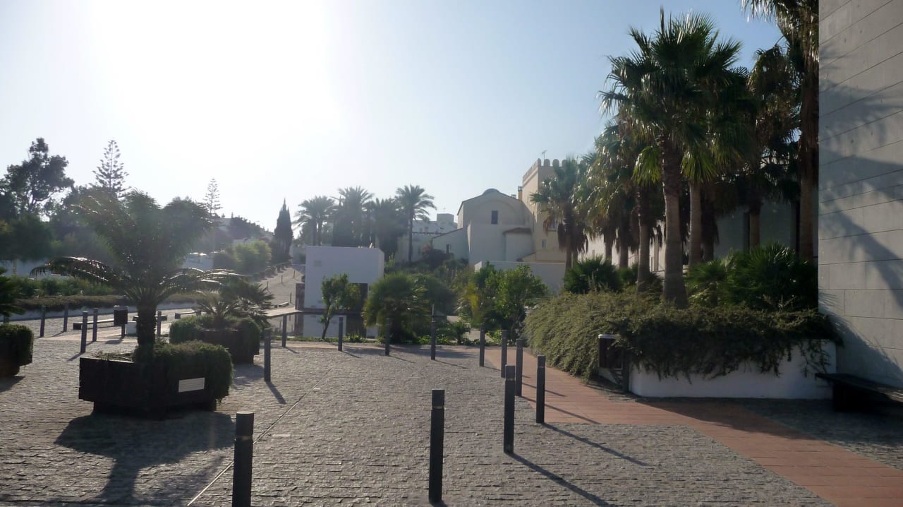 Vor dem Hoteleingang in Blickrichtung Fuerte Conil Fuerte Conil-Resort