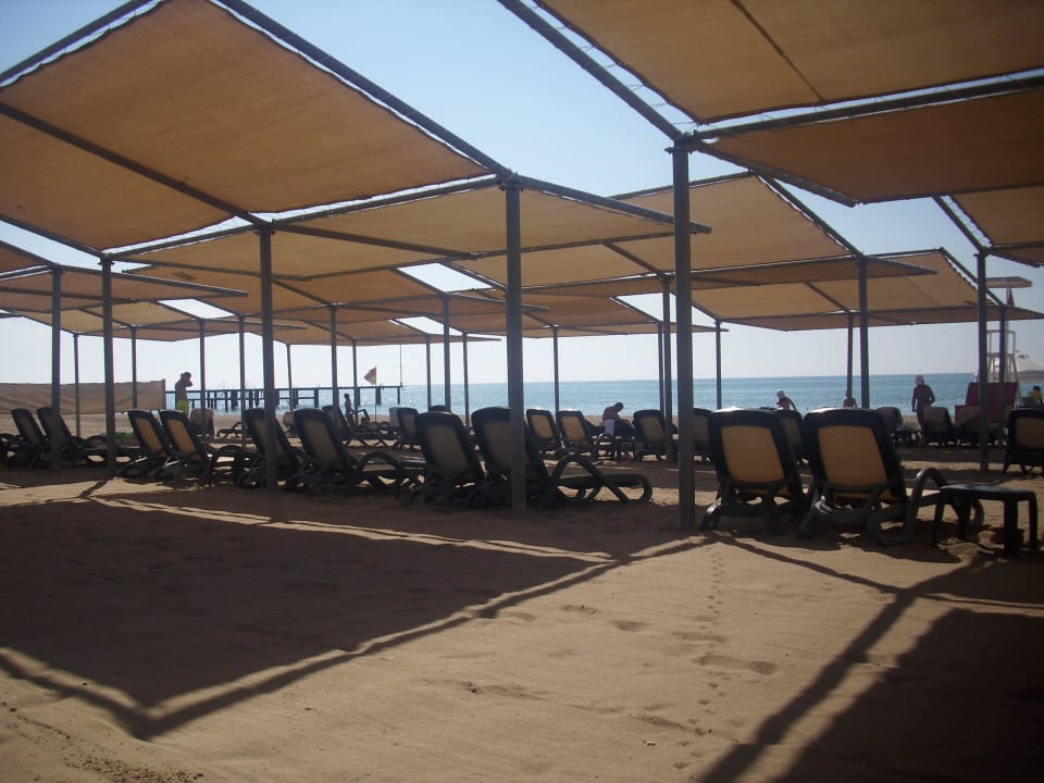 Große Sonnensegel am Strand Royal Wings Hotel