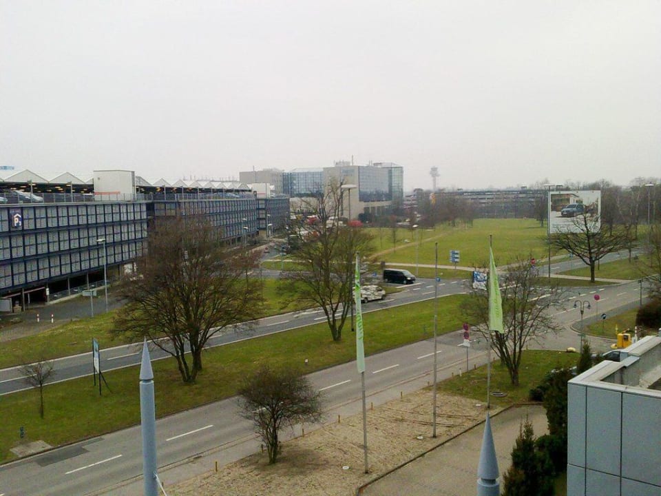 Blick zur Straße/Flughafen Leonardo Hotel Hannover Airport