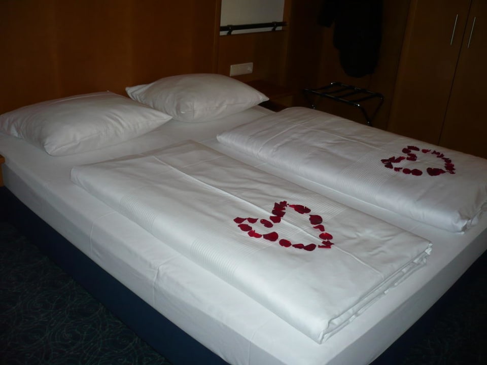 Dekoriertes Bett mit Rosenblättern  Best Western Hotel München-Airport