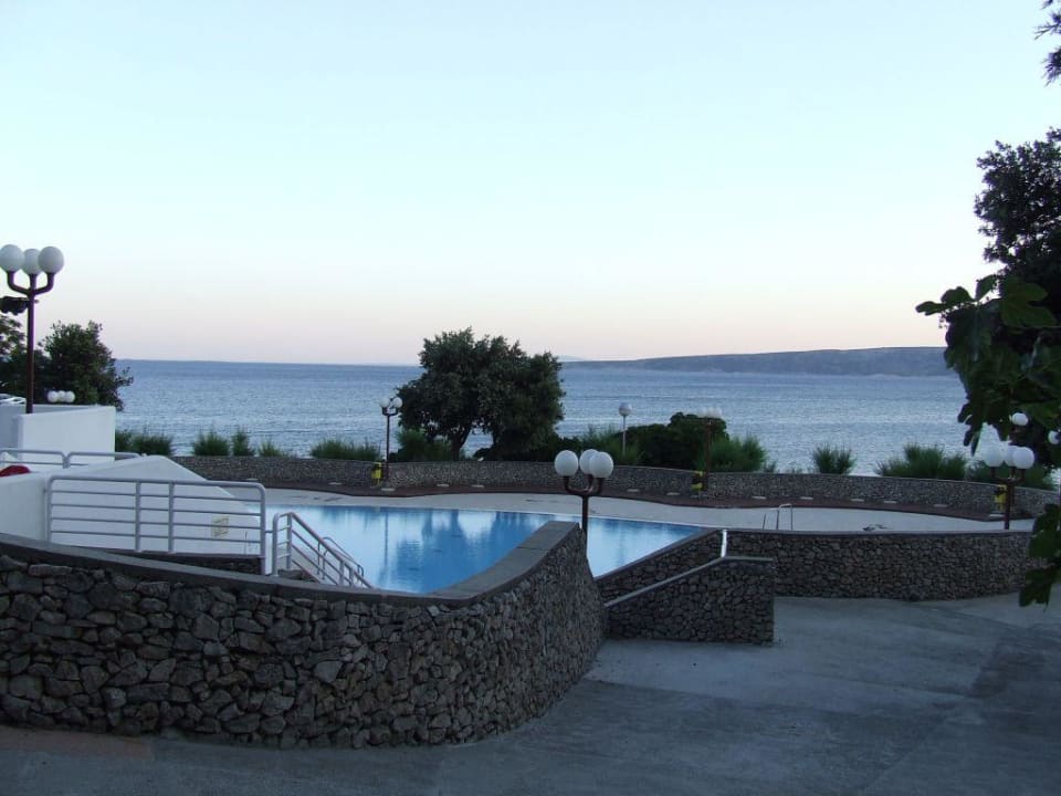 Hotelpool mit Sicht auf das Meer Drazica Resort - Hotel Drazica
