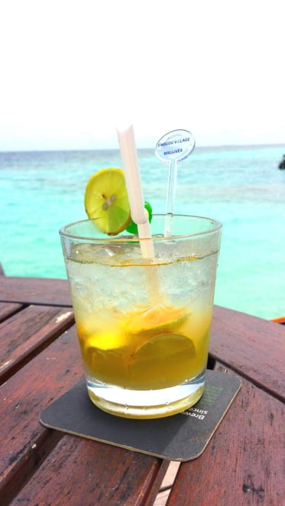 Ein Cocktail an der Sunset-Bar Embudu Village