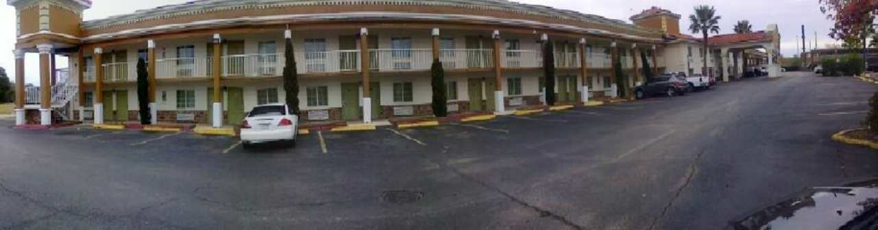 Panoramabild, das Gebäude ist gerade Motel 6 Lafayette - University Ave
