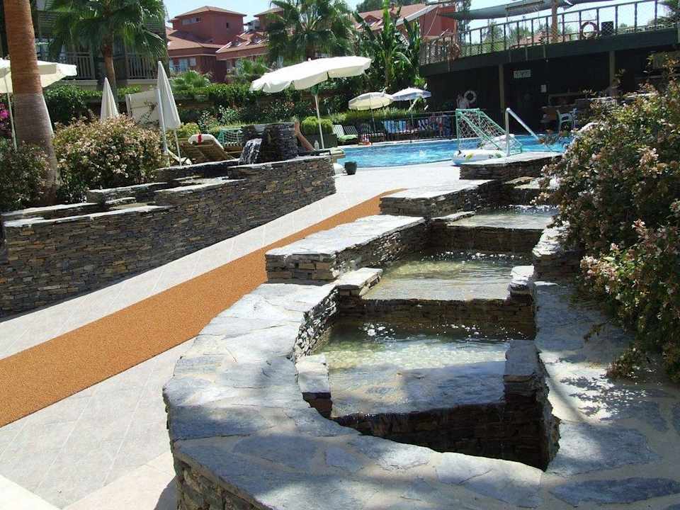 Wasserspiel am Zugang zur Poolanlage Can Garden Resort