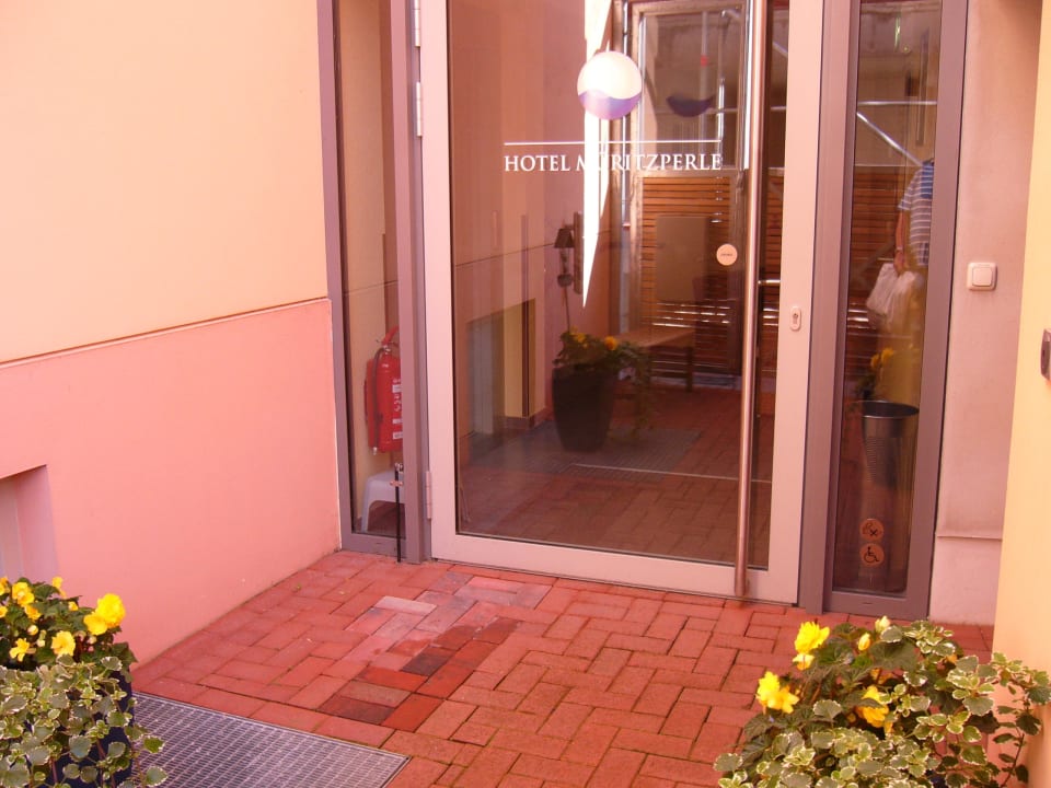 Mit Blumen begrüßt, der Eingang zum Hotel Hotel Müritzperle