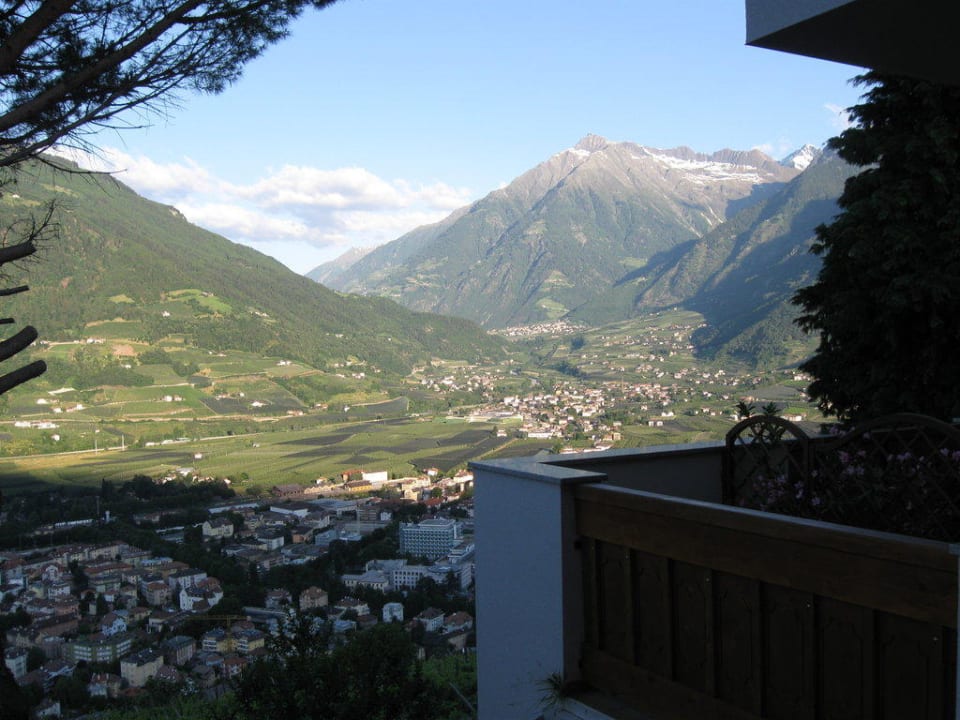 Blick auf Meran und das Etschtal Hotel Bellevue