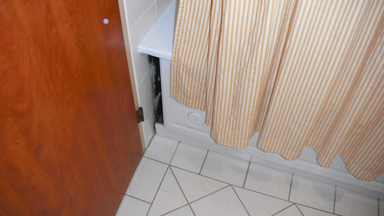 Hinter der Badewanne  Renaissance Hamburg Hotel