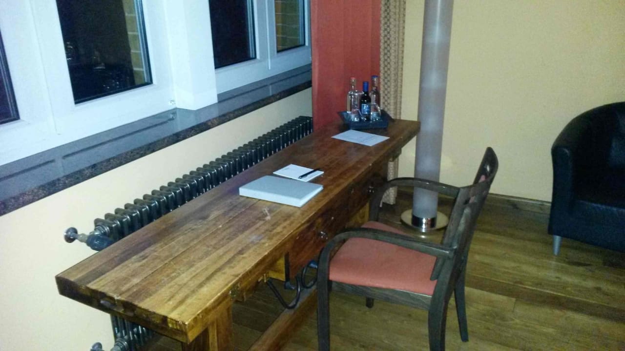 Unschöner Möbelmix - nicht "modern" wie beworben Hotel NEWBERLIN