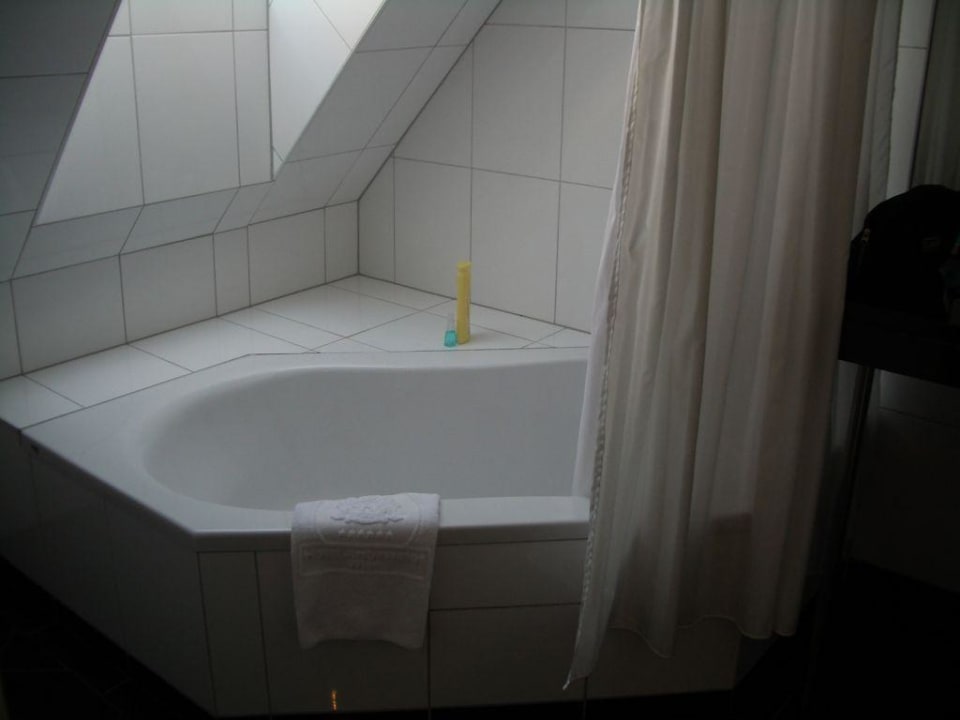 Bade-Duschwanne mit Himmelblick Hotel Ambassador