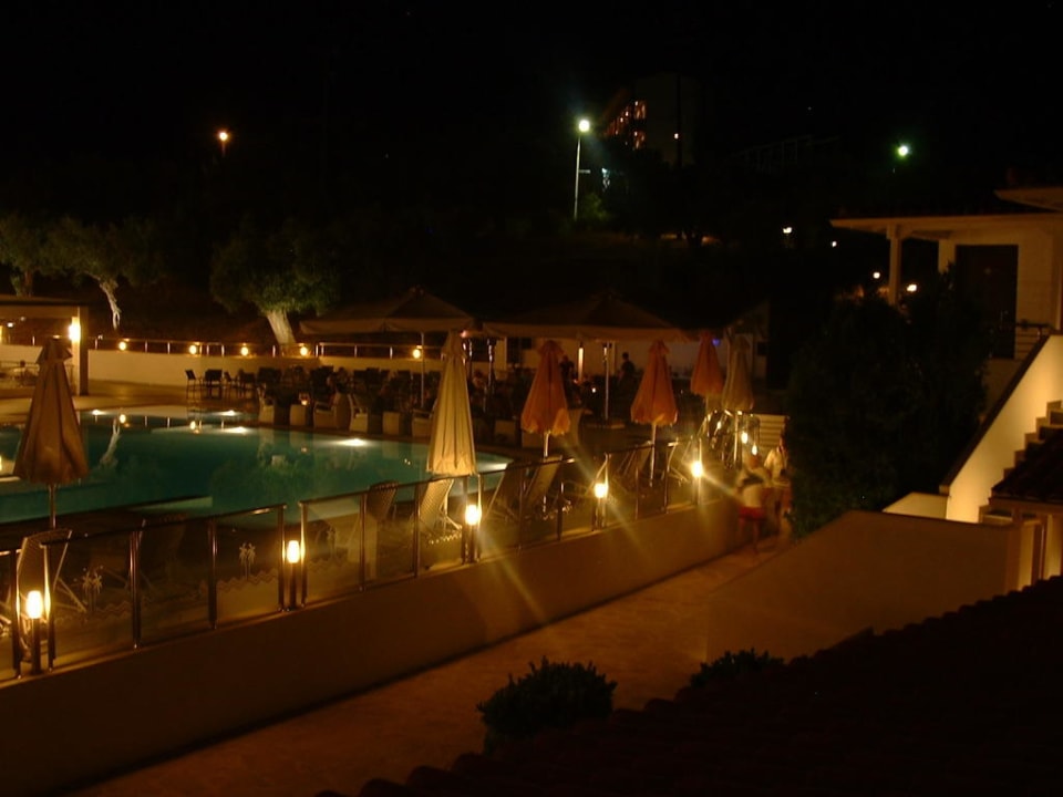 Pool und Bar bei Nacht Hotel Lagomandra Beach