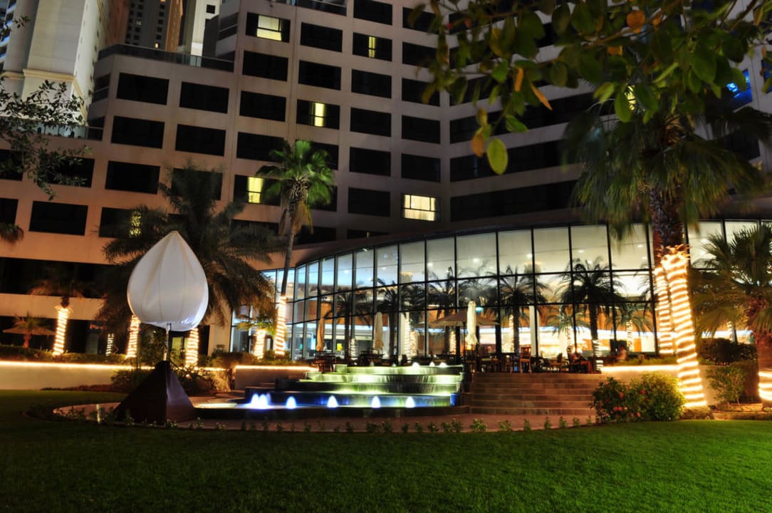 Hotel bei Nacht Sheraton Jumeirah Beach Resort