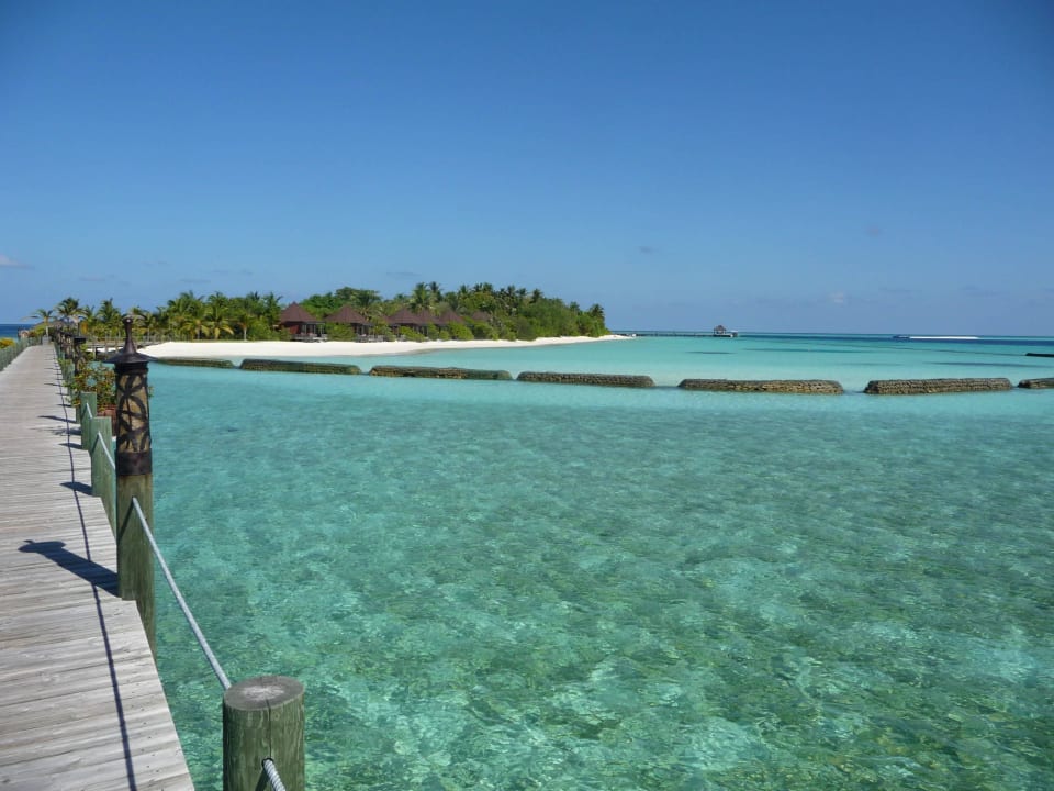 Steg von den Wasserbungis zum Strand Komandoo Island Resort & Spa - Adults only