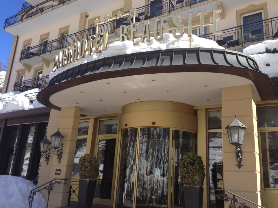 Main entrance of the Hotel Parkhotel Beau Site