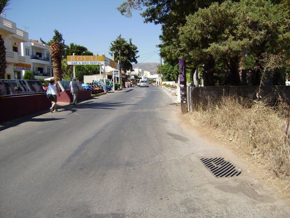 Strasse vor dem Hotel Alexander Beach Hotel & Village Resort