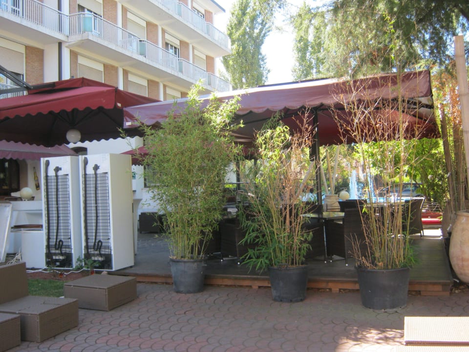 Vor dem Hotel Hotel La Meridiana