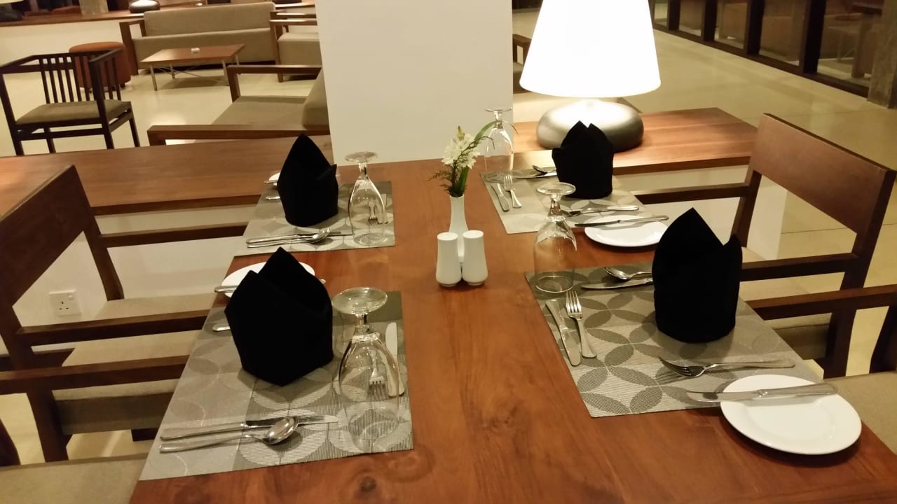 Tisch abends Goldi Sands Hotel