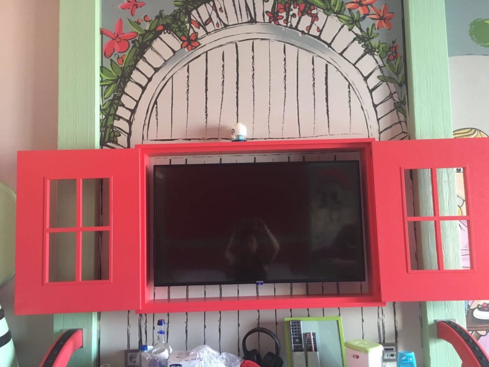 Dual-Screen-TV The Land of Legends Kingdom Hotel