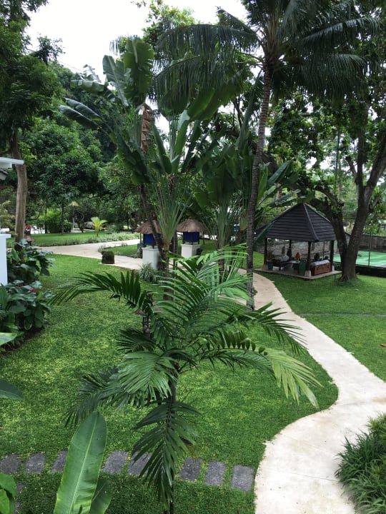 Weg zum Pool Segara Village Hotel