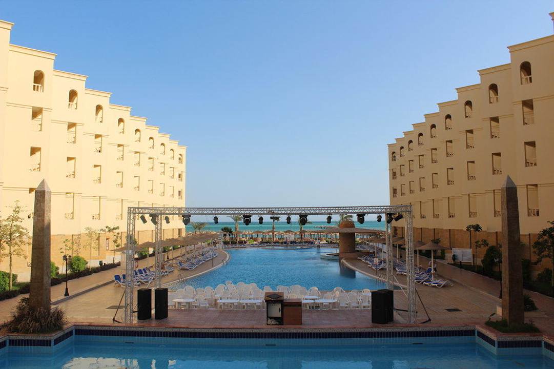 Главный бассейн AMC Royal Hotel & SPA