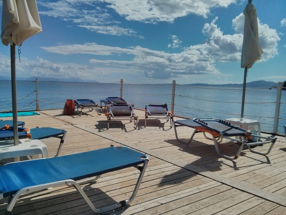 Der linke der beiden Stege Aeolos Beach Resort