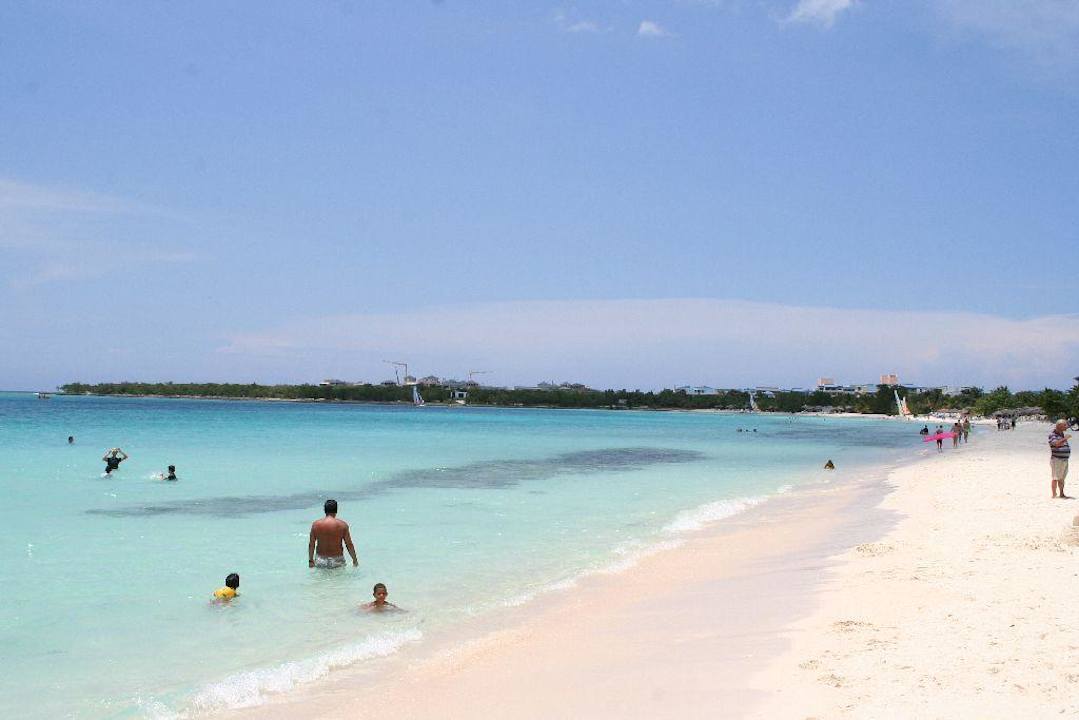 Und rechts soweit das Auge reicht Hotel Playa Pesquero