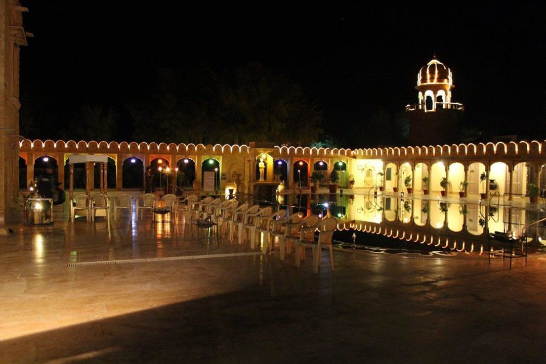Außenpool bei Nacht Hotel Fort Rajwada