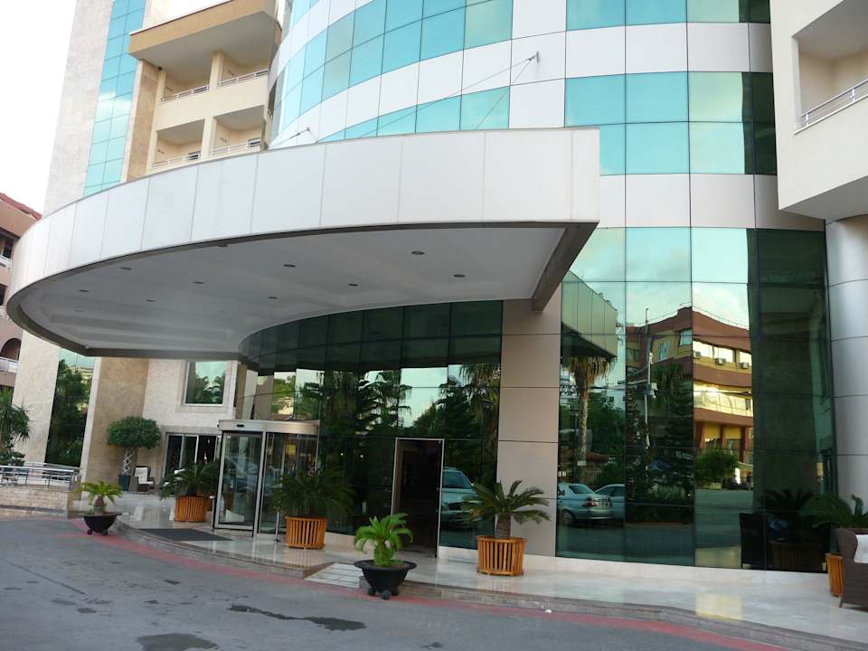 Eingang zum Hotel Saphir Resort & Spa