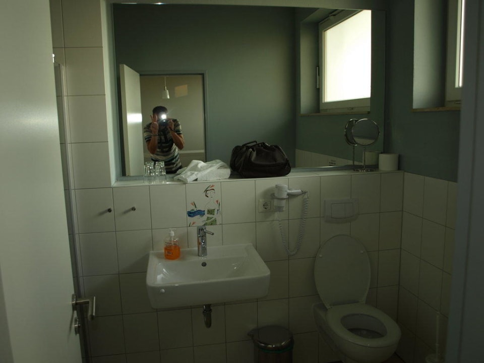 "Badezimmer mit großem Spiegel" im-jaich Boardinghouse Bremerhaven