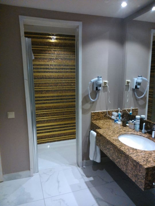 Das Bad im Familienzimmer Royal Taj Mahal Hotel