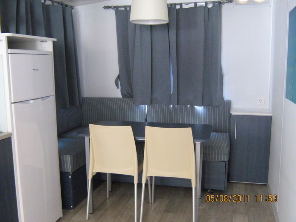 Essbereich & Schlafsofa im Maxicaravan Villaggio Residence Punta Spin