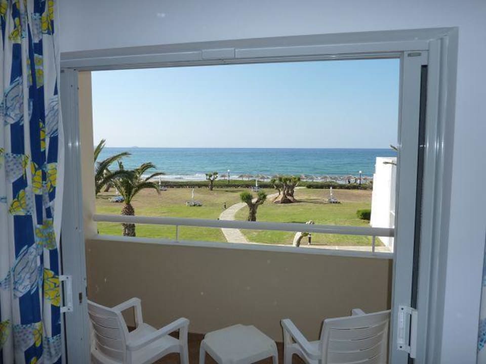 Blick aus dem Zimmer auf das Meer Lyttos Beach Hotel