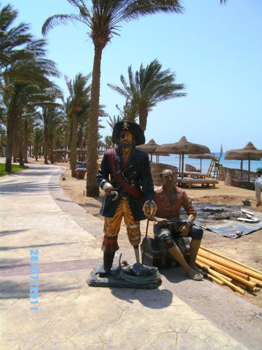 Piraten vor der fehlenden Strandbar Palm Royale Resort - Soma Bay