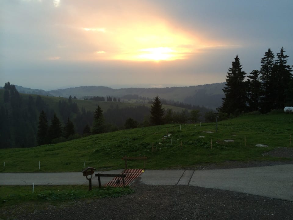 Sonnenuntergang hinter der Hütte Berggasthof Falkenhütte