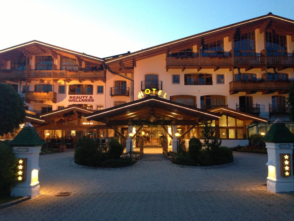 Sommerabend vor Hotel Sonne Hotel Sonne