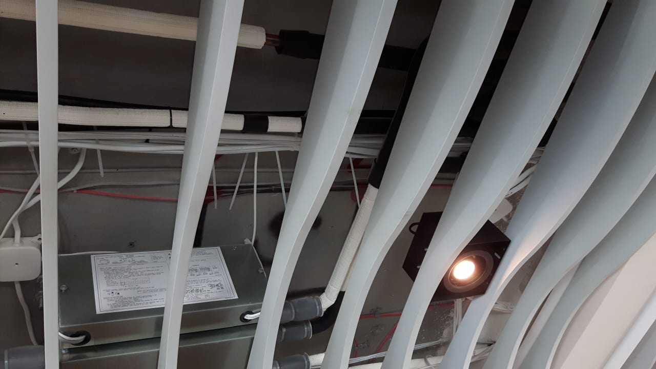 Blick nach oben zur Hoteldecke Marine Hotel by Zdrojowa