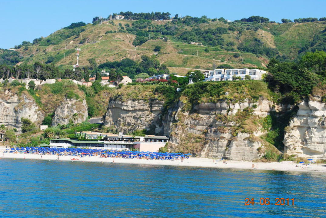 Blick vom Meer aufs Hotel Aldiana Club Rocca Nettuno Calabria