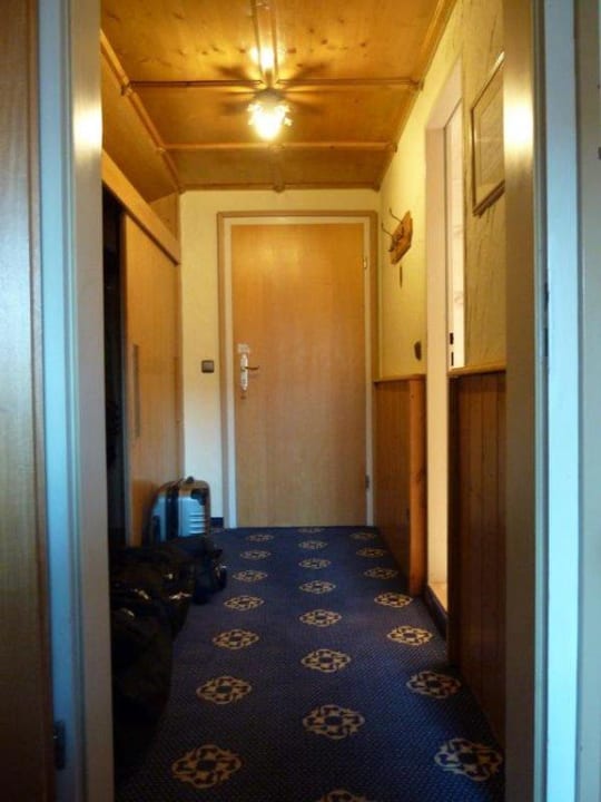 Dunkler Vorraum zum Zimmer Parkhotel Burgmühle