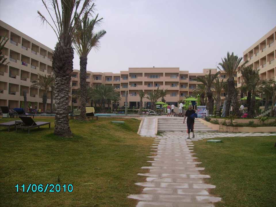Der Weg vom Strand durch den Garten Hotel Rosa Beach