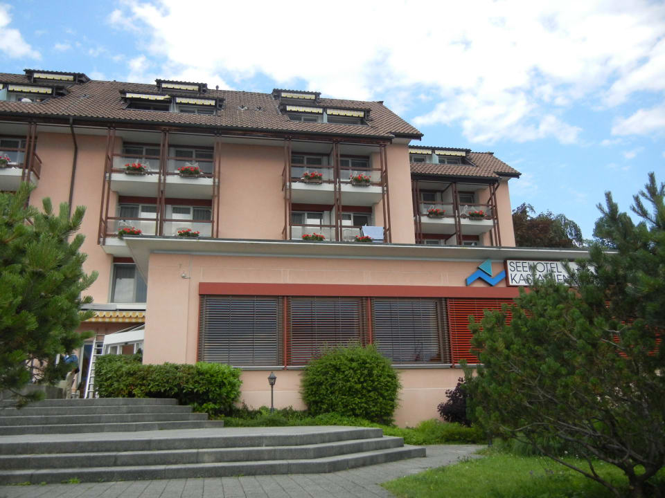 Blick vom Garten zum Hotel Seehotel Kastanienbaum