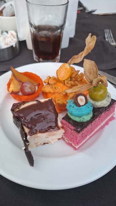 Gastro Terrace Elite Resort